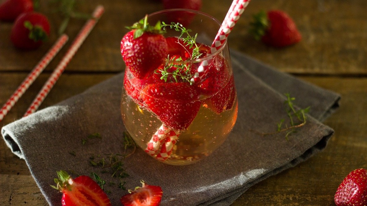 Llega el cóctel más romántico y refrescante, esta es la receta del Gin Tonic de fresas