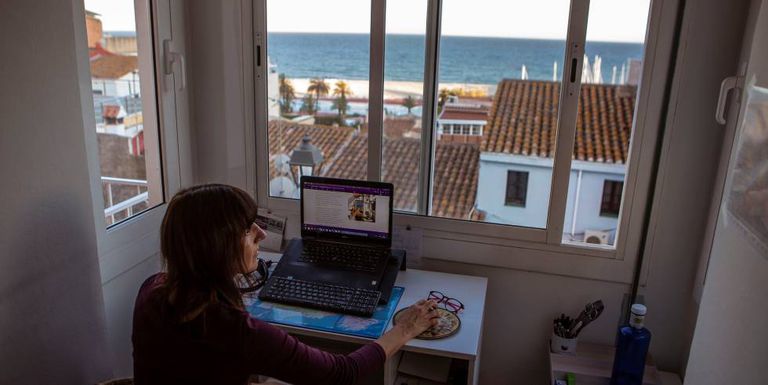 Una mujer teletrabaja en su casa.