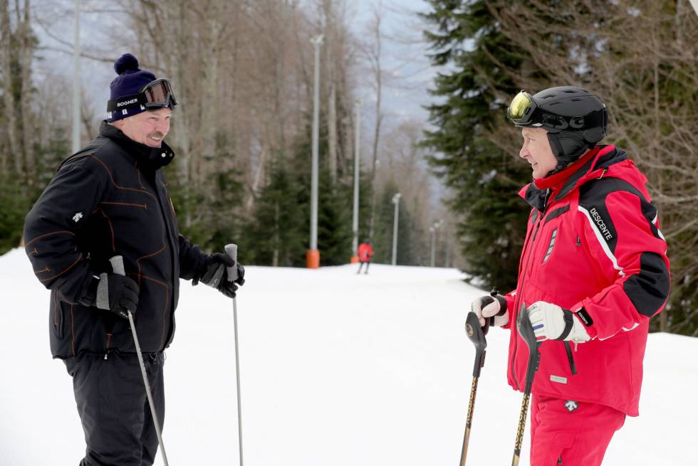 Lukashenko (izquierda) y Putin en una pista de esquí de Sochi, el pasado febrero.