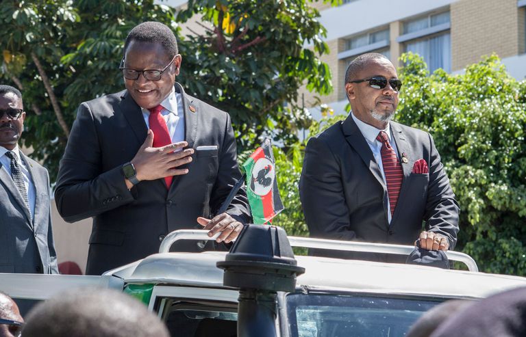 Lazarus Chakwera, líder de la oposición, y el vicepresidente Saulos Chilima, este miércoles, en Blantyre (Malaui).