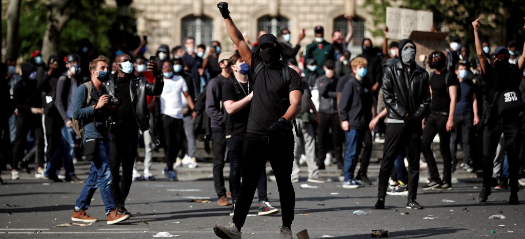 Manifestantes contra el racismo se enfrentan a la policía en París | Videos