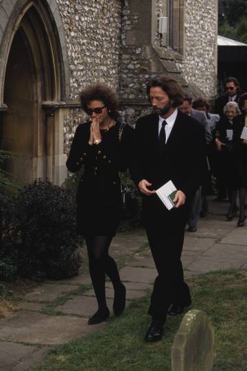 Lory del Santo y Eric Clapton en el funeral de su hijo Conor en la iglesia de Santa María Magdalena, ubicada en Surrey (pueblo de Clapton), en 1991.