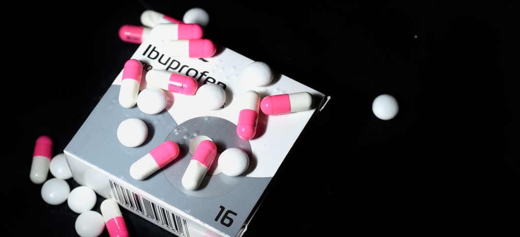 Médicos británicos prueban ibuprofeno en pacientes Covid-19 con dificultades respiratorias