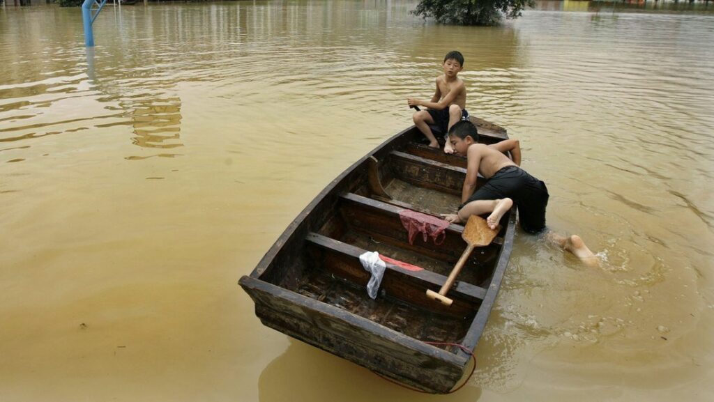 Mueren ahogados 8 niños en un río; uno de ellos cayó al agua y los otros intentaron salvarlo