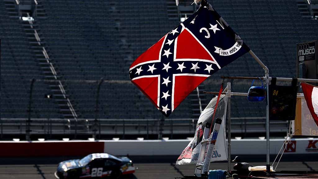 NASCAR prohíbe banderas confederadas en sus eventos
