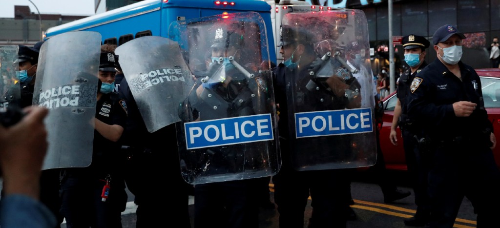 Nueva York aprueba reforma que criminaliza los estrangulamientos policiales durante detenciones