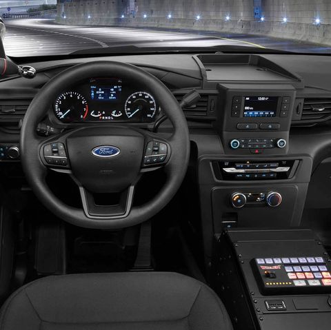 El interior dentro del modelo más nuevo de SUV utilitario interceptor de la policía de Ford
