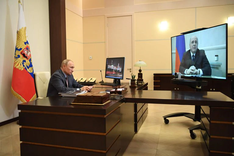 Putin escucha a Mijaíl Mishustin en una videoconferencia, este martes en Moscú.