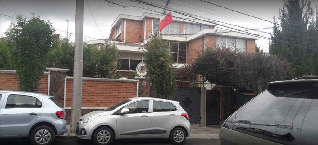 Reportan presencia de policías rodeando la Embajada de México en Bolivia