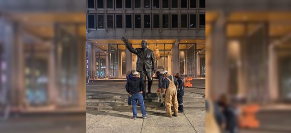 Retiran estatua de Frank Rizzo, símbolo de racismo y opresión en Filadelfia | Video