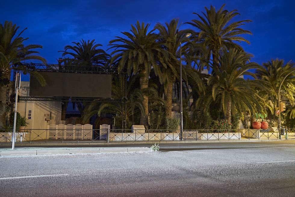 La entrada de Pacha Ibiza. El club permanece cerrado. Otros años estaría en plena temporada.