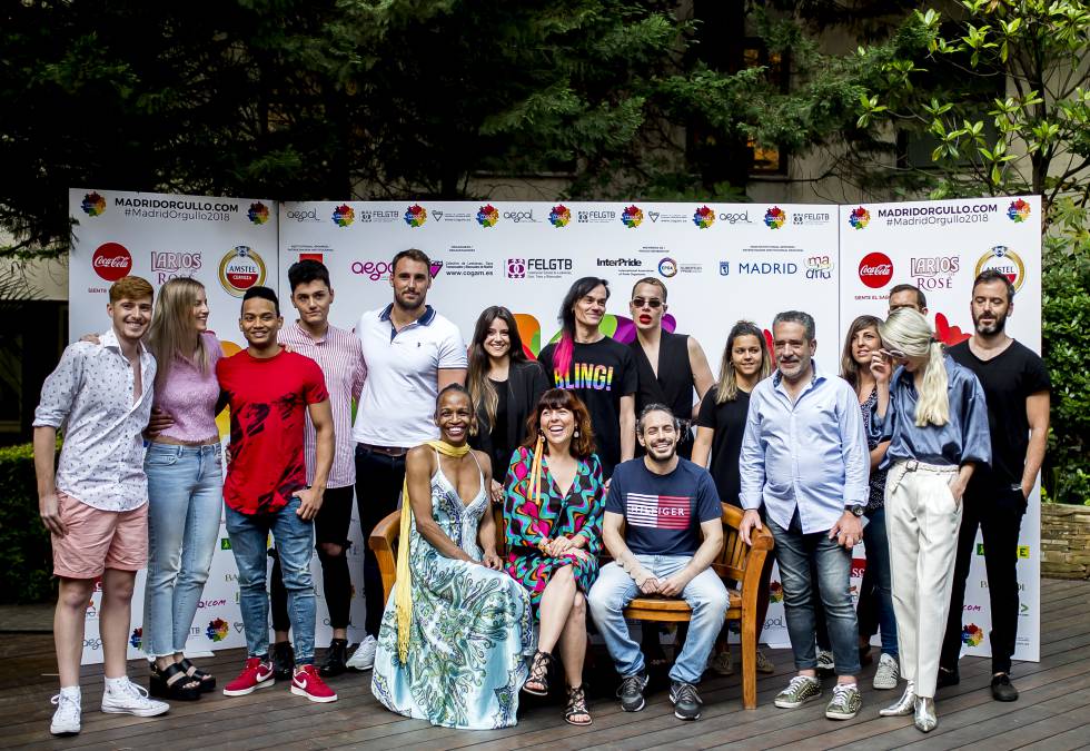 Algunos de los artistas y promotores implicados en el Orgullo 2018 durante la presentación del evento en Madrid, entre ellos Agustín Gómez Cascales (séptimo en la fila superior).