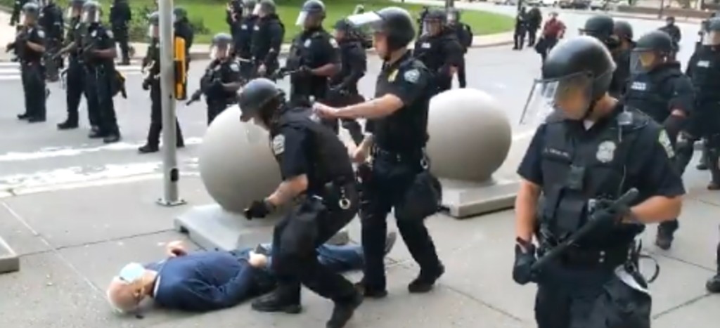 Suspenden a policías que durante protesta en NY hirieron de gravedad a hombre de 75 años | Video