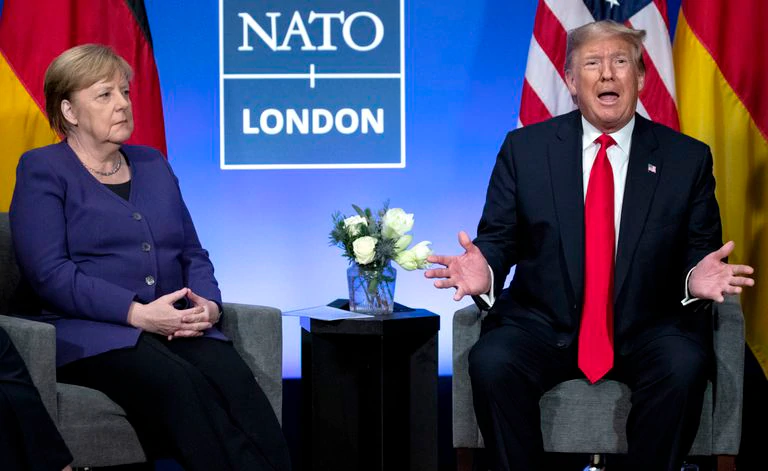 El presidente de EE UU, Donald Trump, en una reunión de la OTAN con la canciller alemana, Angela Merkel, el pasado diciembre en Watford, Inglaterra.