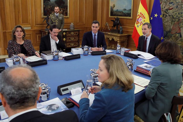 El rey Felipe VI preside una reunión del Consejo de Seguridad, la primera de este órgano con el Gobierno de PSOE y Unidas Podemos, en el Palacio de la Zarzuela.