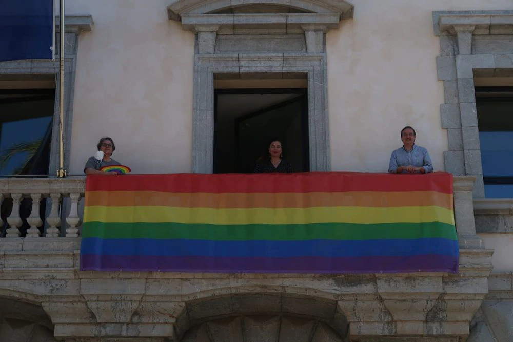 Un juzgado obliga a Cádiz a retirar la bandera LGTBI de la fachada del Ayuntamiento