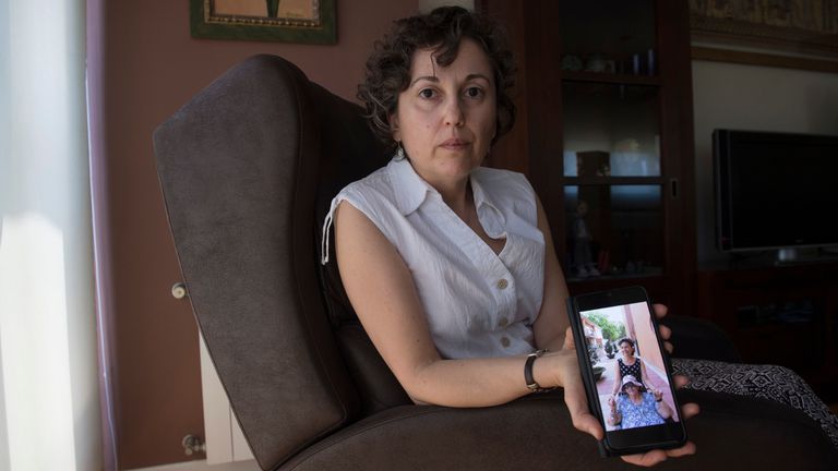 Belen García posa este viernes junto a una foto de su madre, en su casa, en Murcia.
