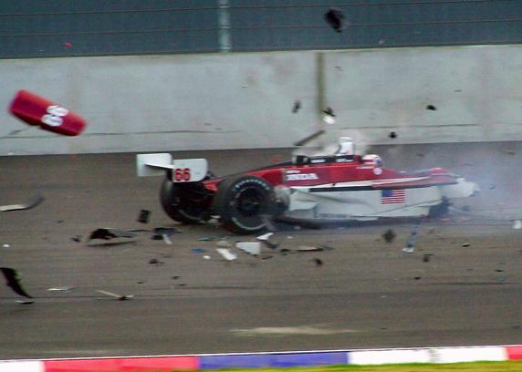 El coche de Zanardi en su accidente de 2001 quedó partido en dos