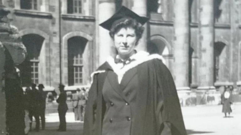 Ann Mitchell, tras su graduación en la Universidad de Oxford en 1943.