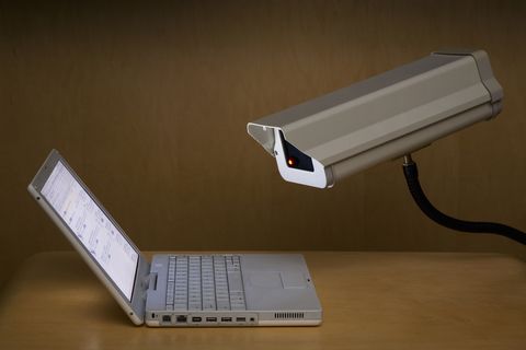 cámara de vigilancia mirando en la computadora portátil