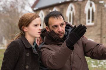Alejandro Aménabar y la actriz Emma Watson en el rodaje de la película 'Regresion' (2015).