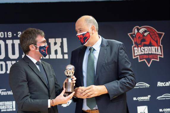 El Presidente del Kirolbet Baskonia, Josean Kerejeta, entrega al alcalde de Vitoria, Gorka Urtaran, una replica de la copa de la liga Endesa