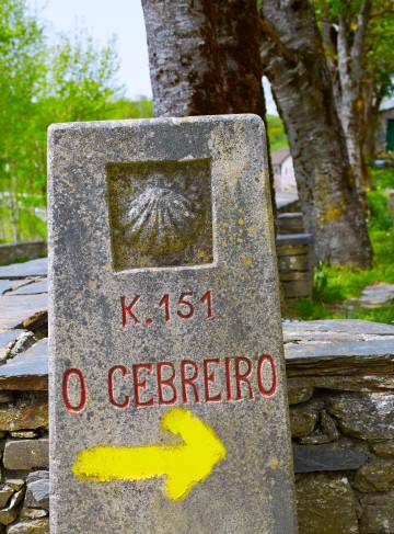 Una señalización del Camino de Santiago en O Cebreiro (Lugo).