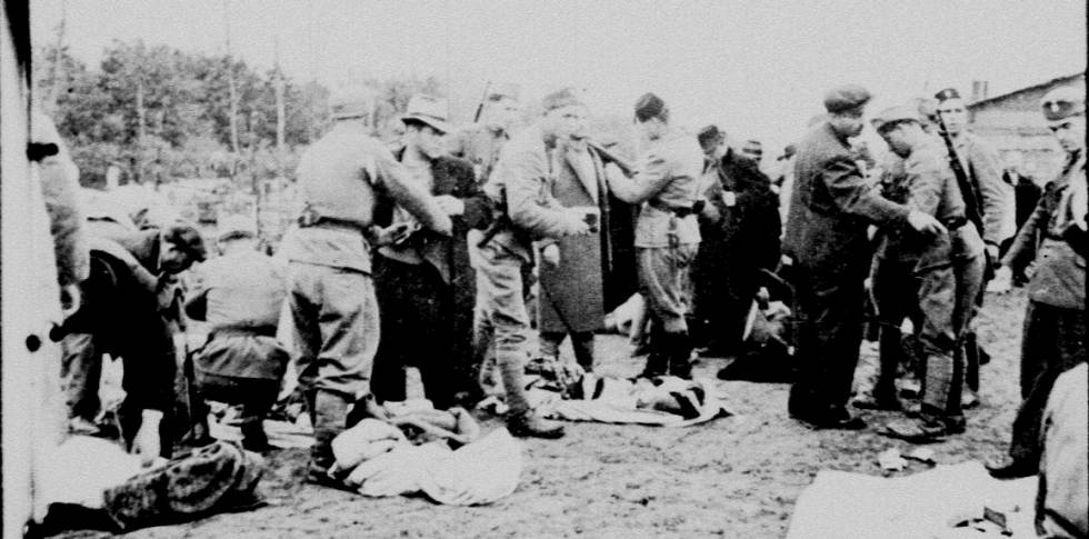 Guardas de Jasenovac revisan a los presos a su llegada al campo.
