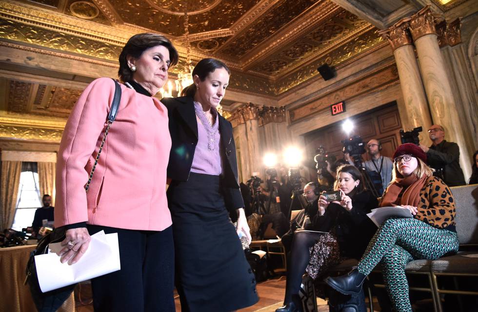 La abogada Gloria Allred junto a Teala Davies, una de las mujeres que acusa a Harvey Weinstein, el pasado noviembre durante una rueda de prensa.