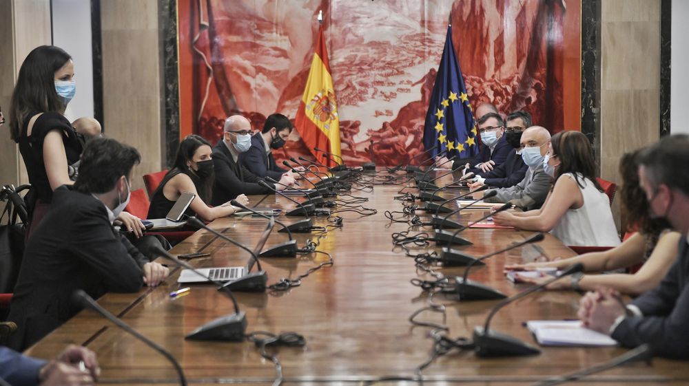 PSOE y Podemos se comprometen a aparcar sus diferencias en asuntos esenciales de Gobierno