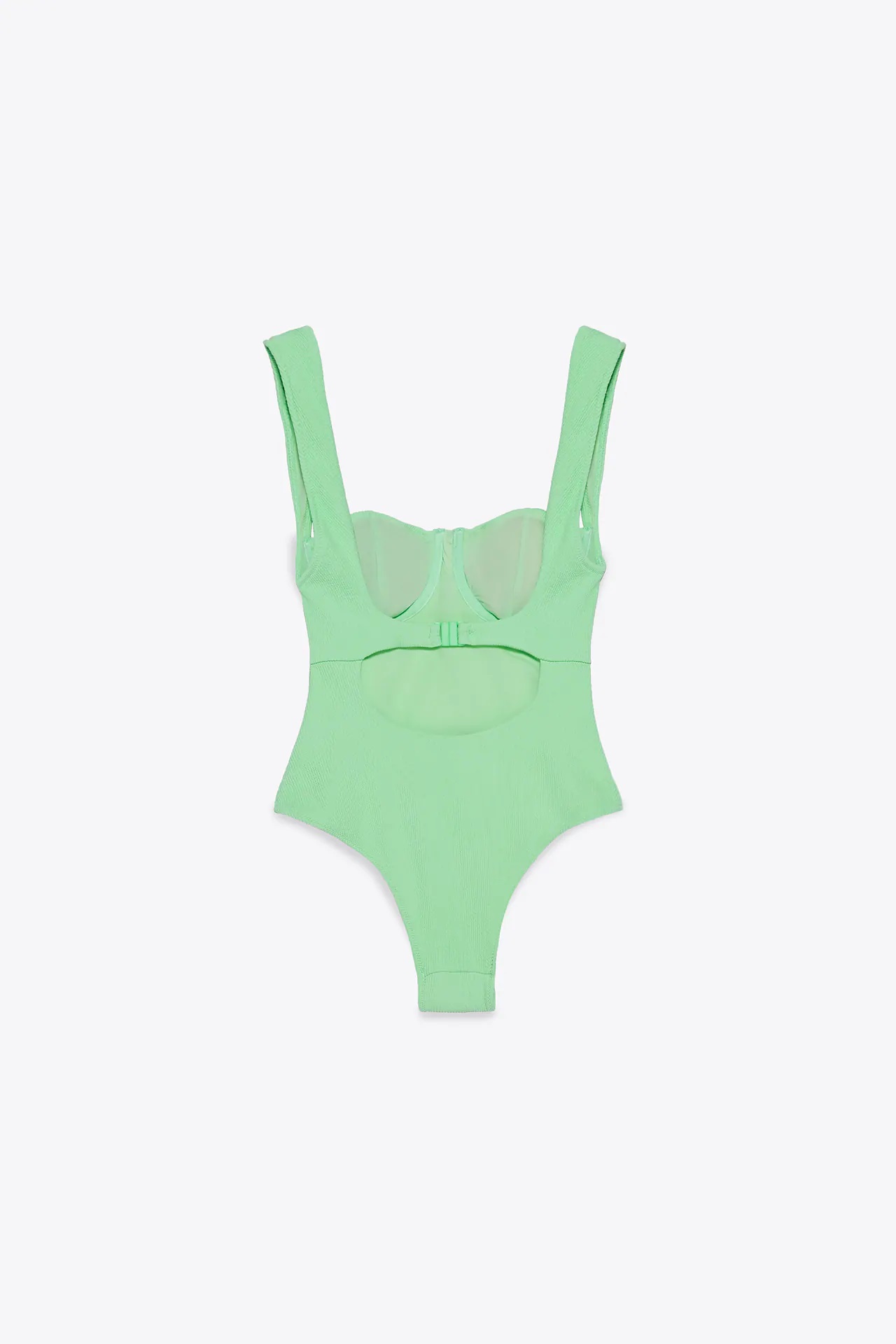 Este es el bañador verde de Zara que estiliza la figura y resalta el pecho, que puedes usar como body