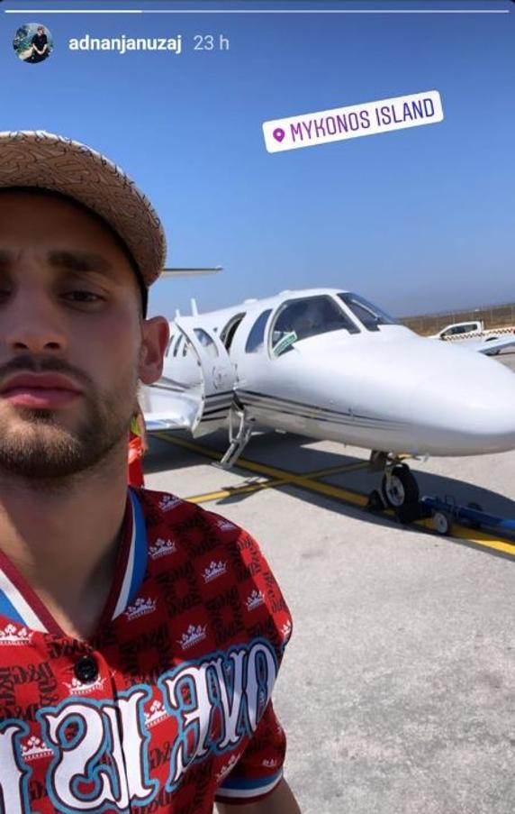 Januzaj se hace un selfie con el avión que le llevó a  Mykonos