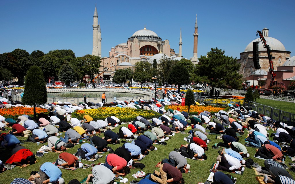 Erdogan reza junto a miles de personas en edificio reconvertido en mezquita