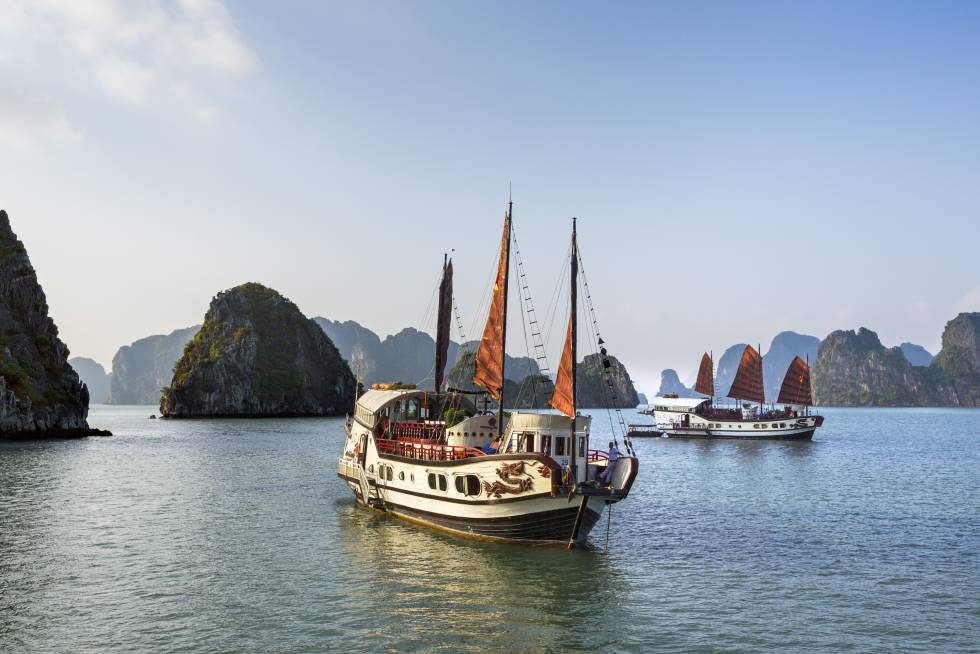 Juncos turísticos en la bahía de Halong (Vietnam).