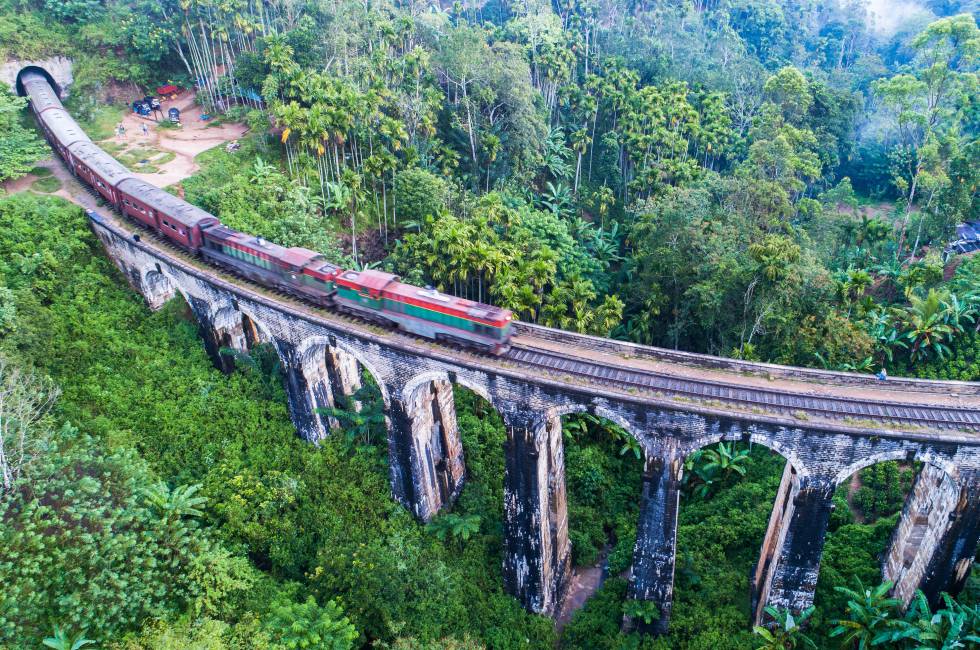 El tren de Ella sobre el Puente de los Nueve Arcos (Sri Lanka).