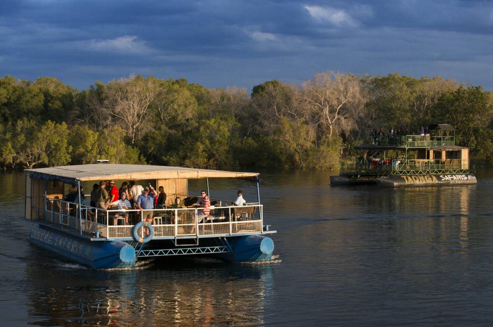 Barcos en el río Zambeze, cerca de las cataratas Victoria (Zambia).