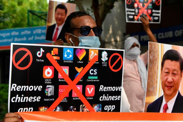 Apple y Google bloquean docenas de aplicaciones chinas en India