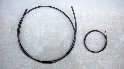 un cable de fibra óptica tradicional a la izquierda y el cable de fibra óptica de Facebook a la derecha
