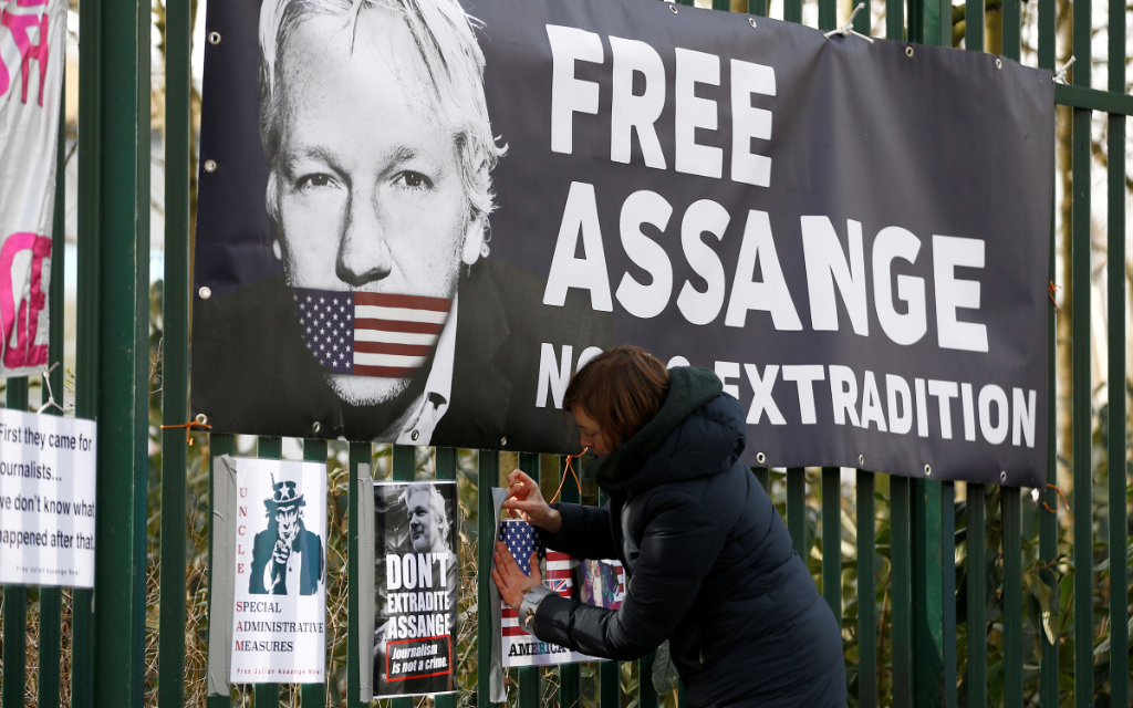 Assange comparece por videoconferencia para tratar petición de EU para su extradición al país