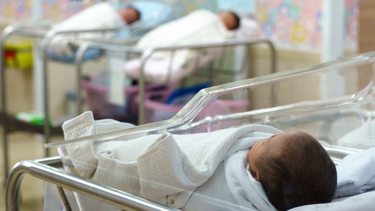 Bebé de solo 1.2 libras vence al coronavirus en el primer mes de su vida
