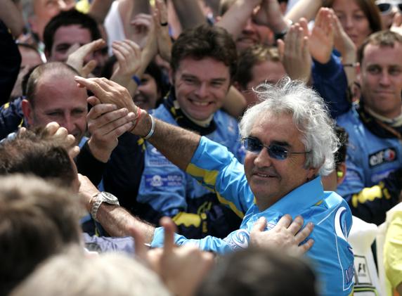 Briatore celebra con los mecánicos la victoria de Alonso en Barcelona 2006