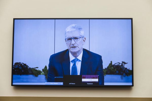 El CEO de Apple, Tim Cook, cuestionó la eliminación de las aplicaciones rivales de tiempo de pantalla de App Store en una audiencia antimonopolio