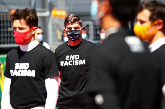 Max Verstappen luciendo la camiseta con el lema End Racism