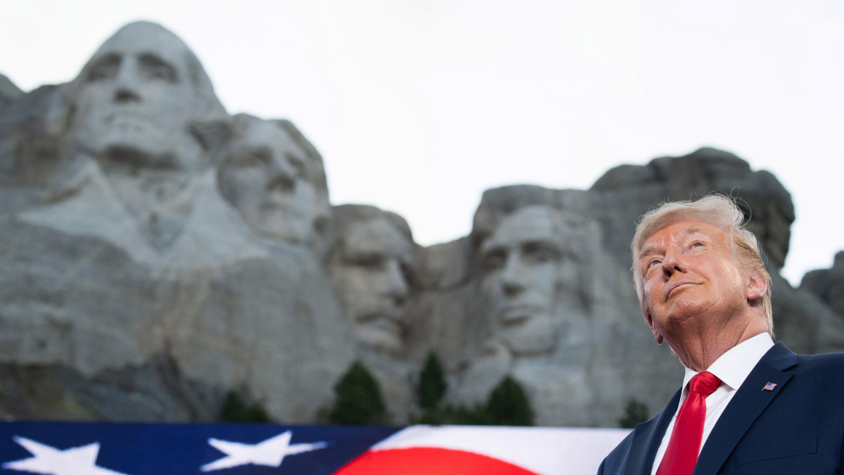 En Monte Rushmore, Trump acusa a protestas por injusticia racial de “campaña para borrar nuestra historia”