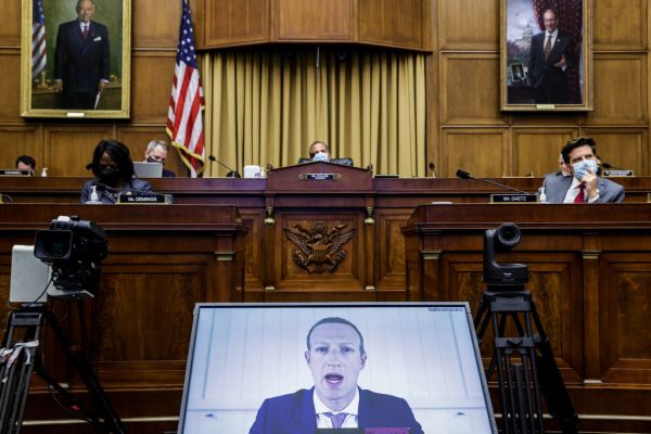 En una audiencia antimonopolio, Zuckerberg admite que Facebook ha copiado su competencia.