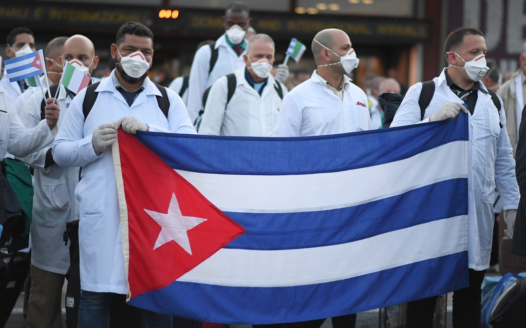 HRW denuncia normas represivas del gobierno cubano contra médicos en misiones extranjeras