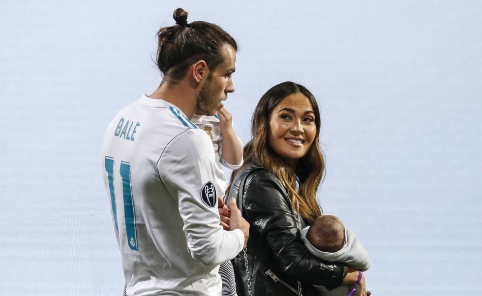 Gareth Bale y Emma Rhys-Jones con sus hijos en la celebración de la Champions League en el Santiago Bernabéu, el pasado mayo. rn 