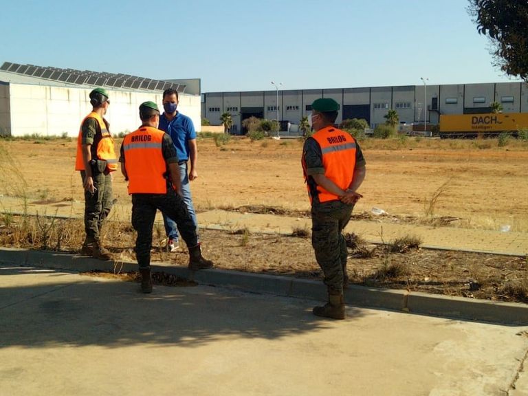 Miembros del Ejército visitan una parcela en Lepe (Huelva).