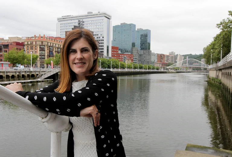 La candidata de Elkarrekin Podemos, Miren Gorrotxategi, junto a la Ría de Bilbao.