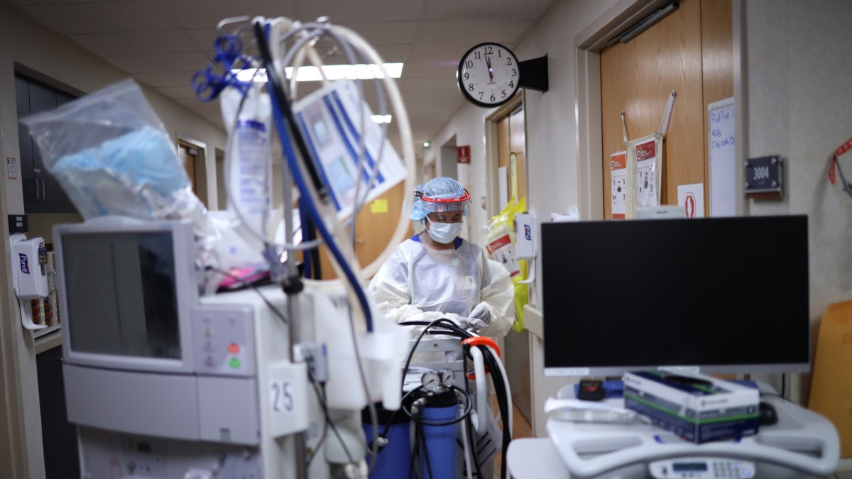 Hospitalizaciones por COVID-19 disminuyen en el Condado de Orange